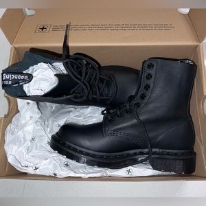dr martens pascal mono black - size 6 womens never worn
